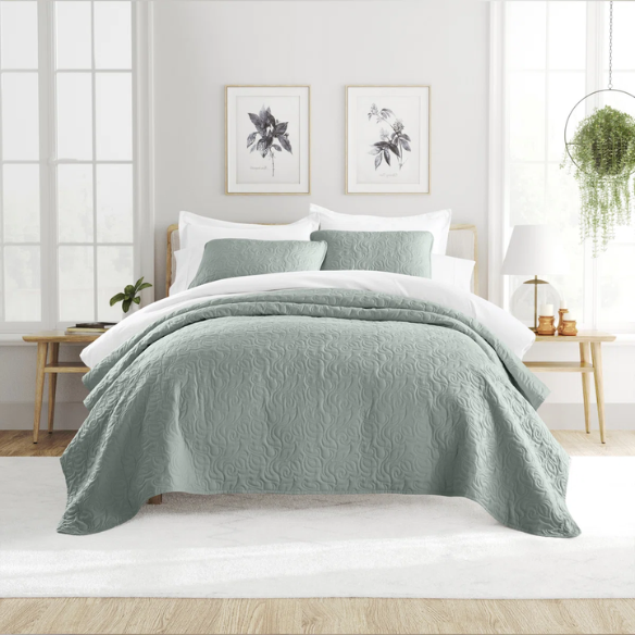 Elegant Floral Stitching Quilt Set – Ultra-Soft, Hypoallergenic, and Machine Washable Bedding for All Seasons