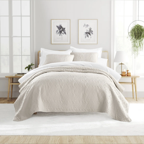 Elegant Floral Stitching Quilt Set – Ultra-Soft, Hypoallergenic, and Machine Washable Bedding for All Seasons