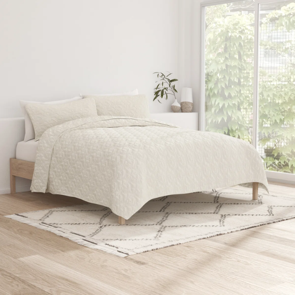 Lightweight Ultra Soft Quilt Set – Stain-Resistant, Machine Washable Bedding