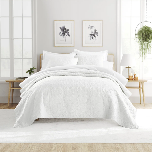 Elegant Floral Stitching Quilt Set – Ultra-Soft, Hypoallergenic, and Machine Washable Bedding for All Seasons