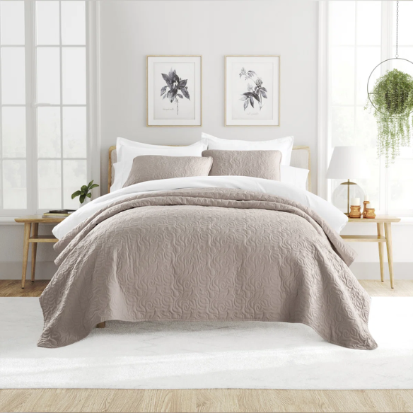 Elegant Floral Stitching Quilt Set – Ultra-Soft, Hypoallergenic, and Machine Washable Bedding for All Seasons