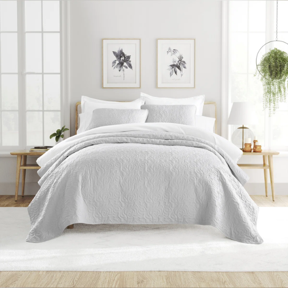 Elegant Floral Stitching Quilt Set – Ultra-Soft, Hypoallergenic, and Machine Washable Bedding for All Seasons