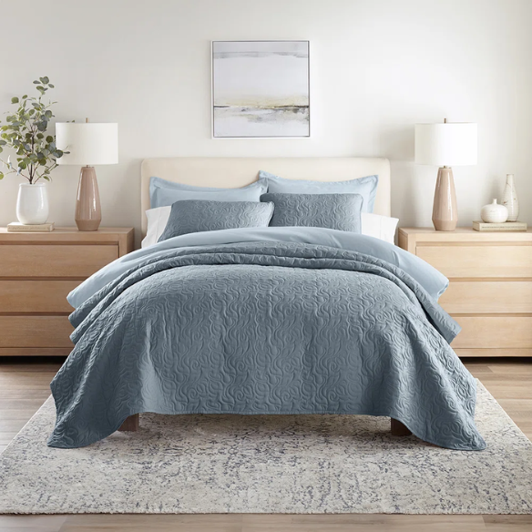 Elegant Floral Stitching Quilt Set – Ultra-Soft, Hypoallergenic, and Machine Washable Bedding for All Seasons