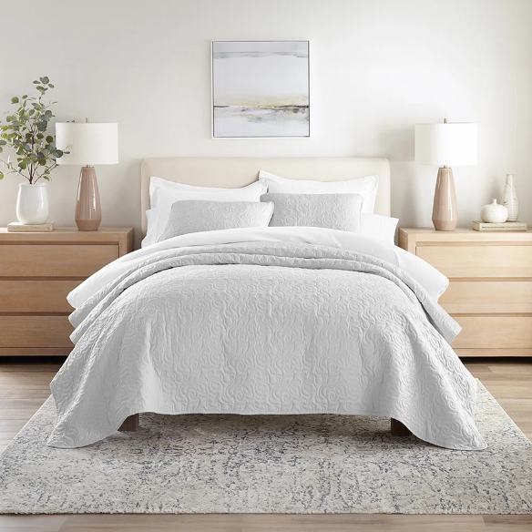 Elegant Floral Stitching Quilt Set – Ultra-Soft, Hypoallergenic, and Machine Washable Bedding for All Seasons