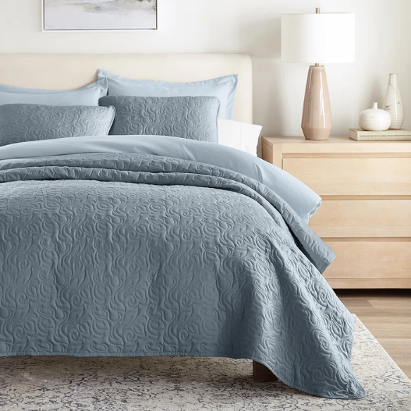 Elegant Floral Stitching Quilt Set – Ultra-Soft, Hypoallergenic, and Machine Washable Bedding for All Seasons