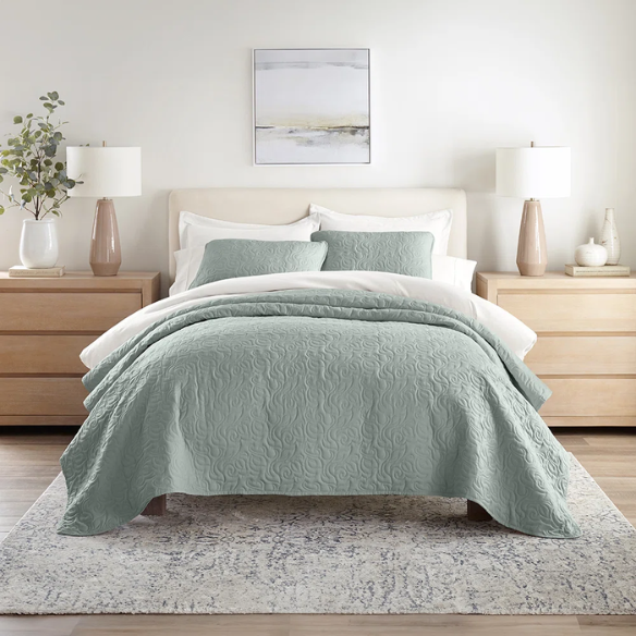 Elegant Floral Stitching Quilt Set – Ultra-Soft, Hypoallergenic, and Machine Washable Bedding for All Seasons