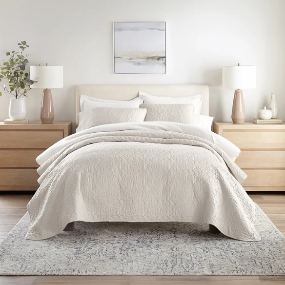 Elegant Floral Stitching Quilt Set – Ultra-Soft, Hypoallergenic, and Machine Washable Bedding for All Seasons