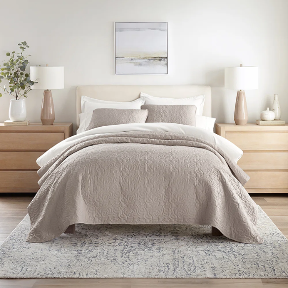 Elegant Floral Stitching Quilt Set – Ultra-Soft, Hypoallergenic, and Machine Washable Bedding for All Seasons