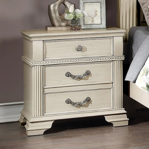 Elegant Traditional 3-Piece Wood Poster Bedroom Set with Beaded Trim, Reeded Posts, and USB Nightstands