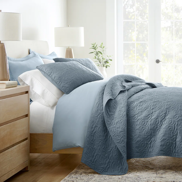 Elegant Floral Stitching Quilt Set – Ultra-Soft, Hypoallergenic, and Machine Washable Bedding for All Seasons