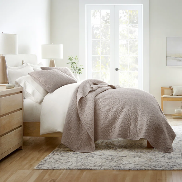 Elegant Floral Stitching Quilt Set – Ultra-Soft, Hypoallergenic, and Machine Washable Bedding for All Seasons