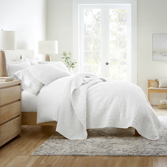 Elegant Floral Stitching Quilt Set – Ultra-Soft, Hypoallergenic, and Machine Washable Bedding for All Seasons