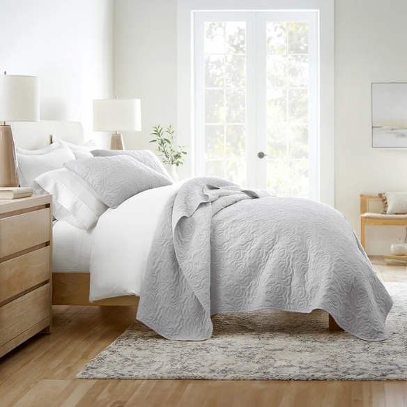 Elegant Floral Stitching Quilt Set – Ultra-Soft, Hypoallergenic, and Machine Washable Bedding for All Seasons