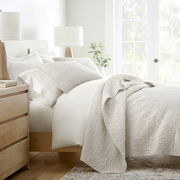 Elegant Floral Stitching Quilt Set – Ultra-Soft, Hypoallergenic, and Machine Washable Bedding for All Seasons