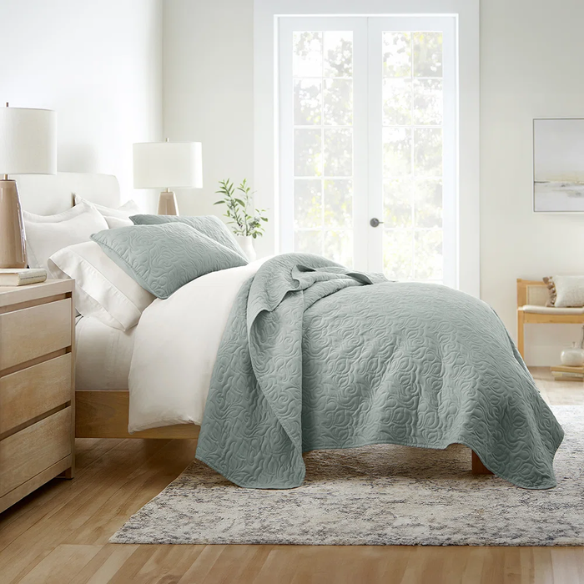 Elegant Floral Stitching Quilt Set – Ultra-Soft, Hypoallergenic, and Machine Washable Bedding for All Seasons