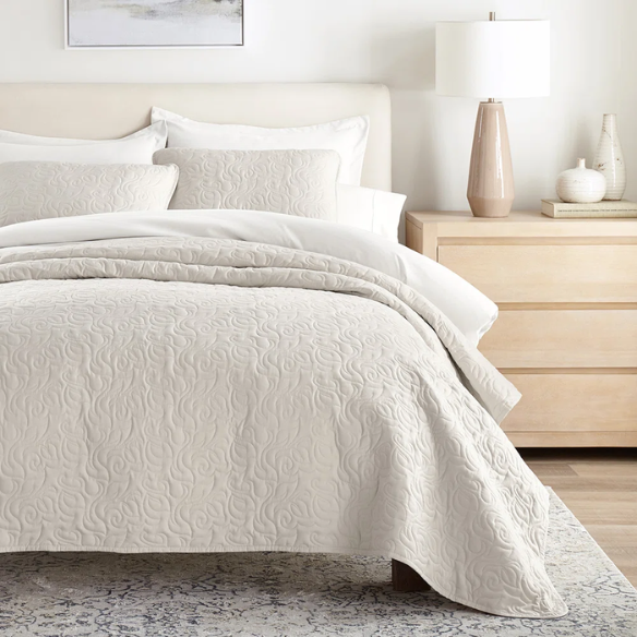 Elegant Floral Stitching Quilt Set – Ultra-Soft, Hypoallergenic, and Machine Washable Bedding for All Seasons