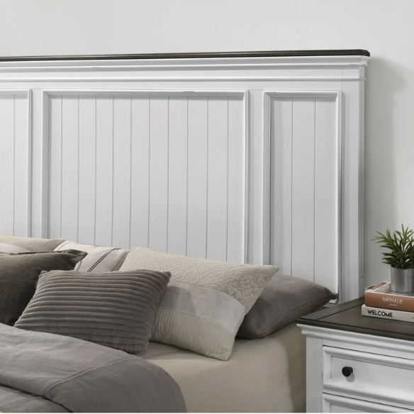 Modern Farmhouse 3-Piece Queen Bedroom Set with Natural Wood Trim, Featuring a Stylish Wooden Bed