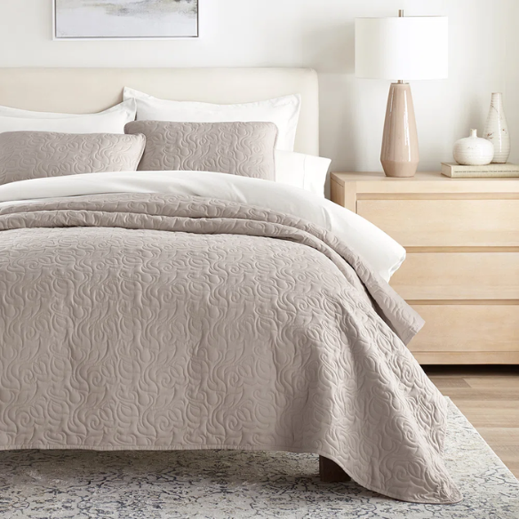 Elegant Floral Stitching Quilt Set – Ultra-Soft, Hypoallergenic, and Machine Washable Bedding for All Seasons