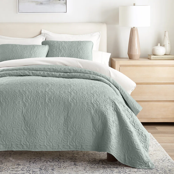 Elegant Floral Stitching Quilt Set – Ultra-Soft, Hypoallergenic, and Machine Washable Bedding for All Seasons