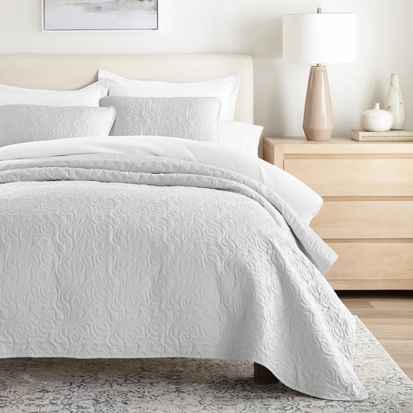Elegant Floral Stitching Quilt Set – Ultra-Soft, Hypoallergenic, and Machine Washable Bedding for All Seasons