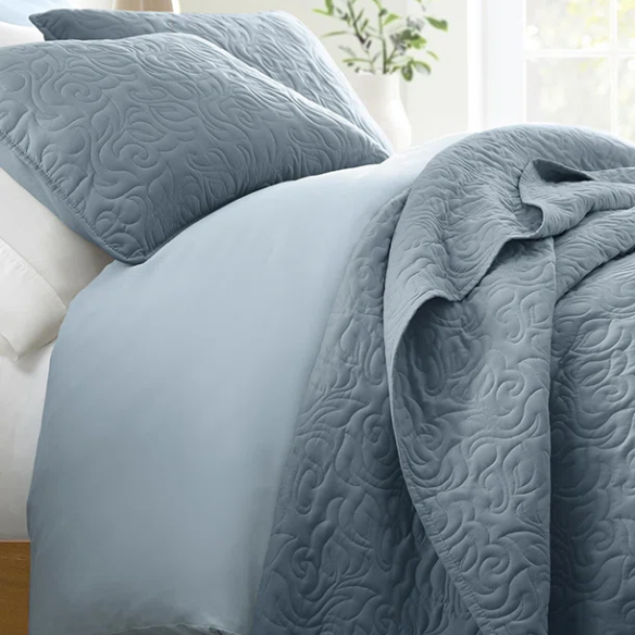 Elegant Floral Stitching Quilt Set – Ultra-Soft, Hypoallergenic, and Machine Washable Bedding for All Seasons
