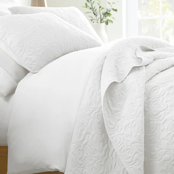Elegant Floral Stitching Quilt Set – Ultra-Soft, Hypoallergenic, and Machine Washable Bedding for All Seasons