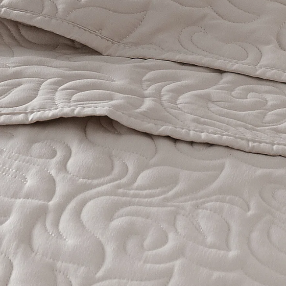 Elegant Floral Stitching Quilt Set – Ultra-Soft, Hypoallergenic, and Machine Washable Bedding for All Seasons