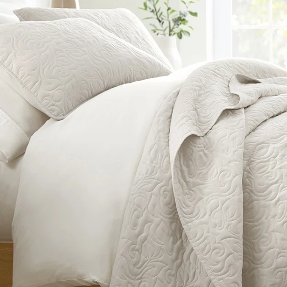 Elegant Floral Stitching Quilt Set – Ultra-Soft, Hypoallergenic, and Machine Washable Bedding for All Seasons