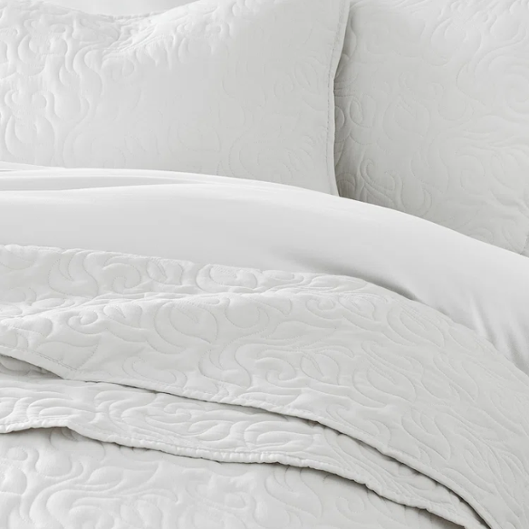 Elegant Floral Stitching Quilt Set – Ultra-Soft, Hypoallergenic, and Machine Washable Bedding for All Seasons
