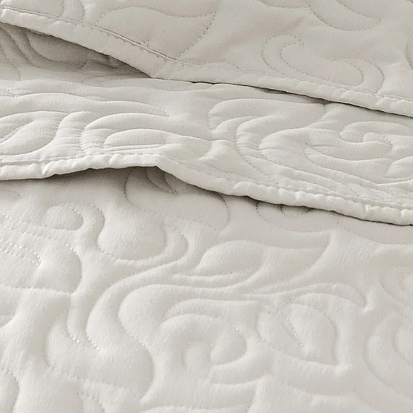 Elegant Floral Stitching Quilt Set – Ultra-Soft, Hypoallergenic, and Machine Washable Bedding for All Seasons