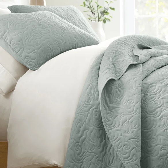 Elegant Floral Stitching Quilt Set – Ultra-Soft, Hypoallergenic, and Machine Washable Bedding for All Seasons