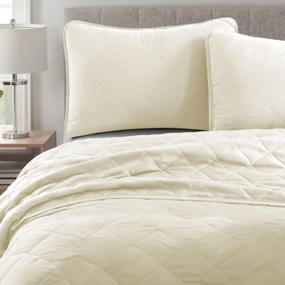 Microfiber Reversible Diamond Quilt Set – Soft, Stylish, and Hypoallergenic Bedding for Ultimate Comfort