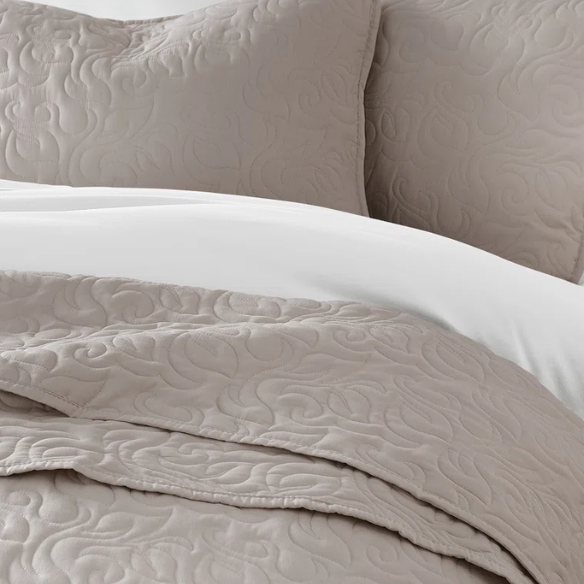 Elegant Floral Stitching Quilt Set – Ultra-Soft, Hypoallergenic, and Machine Washable Bedding for All Seasons