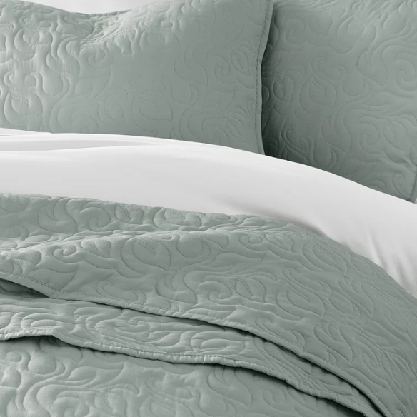 Elegant Floral Stitching Quilt Set – Ultra-Soft, Hypoallergenic, and Machine Washable Bedding for All Seasons