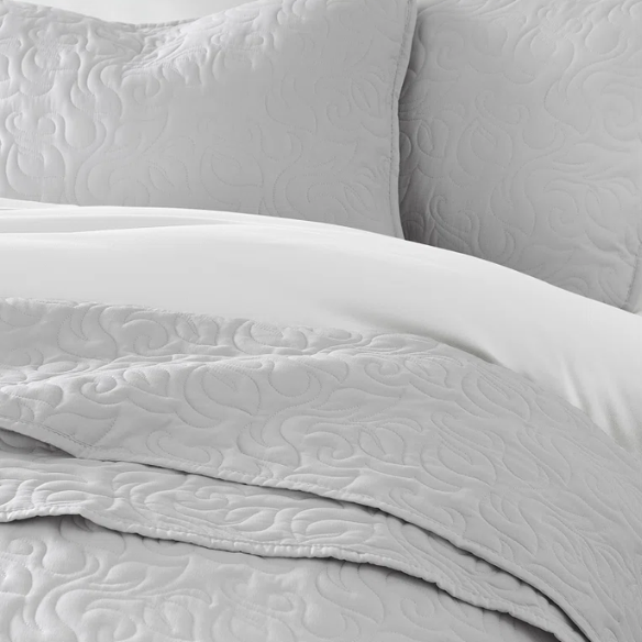 Elegant Floral Stitching Quilt Set – Ultra-Soft, Hypoallergenic, and Machine Washable Bedding for All Seasons