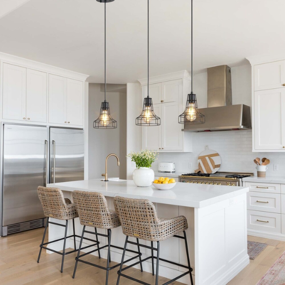 Adjustable black metal farmhouse pendant light with cage shade, E27 base, for industrial and rustic lighting.