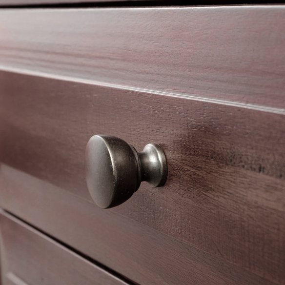 Old-World Charm Meets Glamour in 5-Piece Queen Bedroom Set – Rich Brown Finish with Crown Molding, Felt-Lined Drawers, and Built-In Outlets