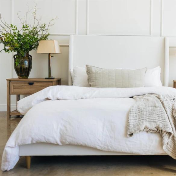 Luxurious Queen Size Upholstered Wingback Bed in Soft Linen Fabric