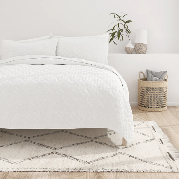 Lightweight Ultra Soft Quilt Set – Stain-Resistant, Machine Washable Bedding
