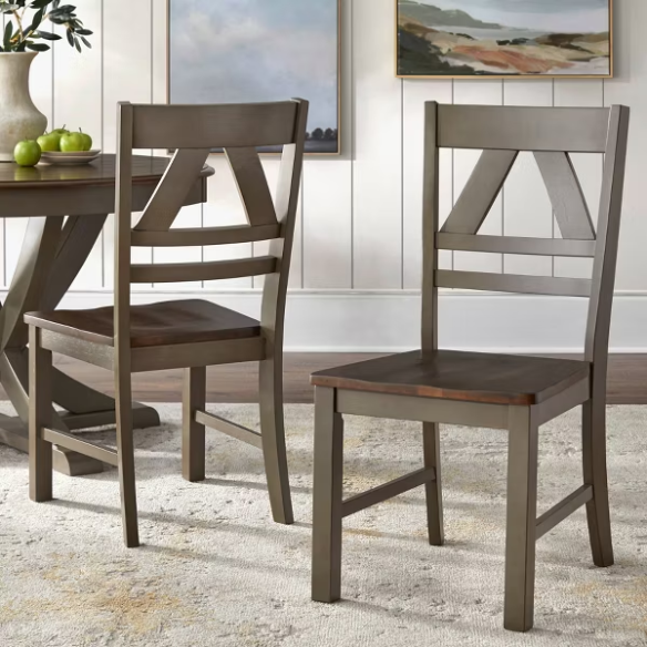 Charming Country-Style Dining Set with Rustic Appeal – Round Table & Geometric Back Chairs