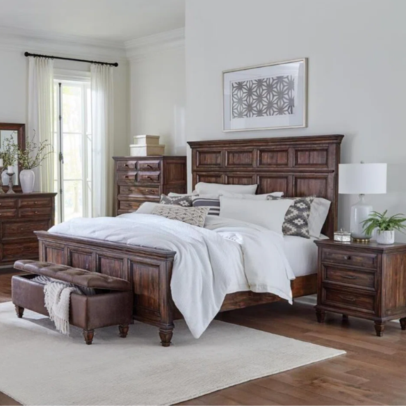 Old-World Charm Meets Glamour in 5-Piece Queen Bedroom Set – Rich Brown Finish with Crown Molding, Felt-Lined Drawers, and Built-In Outlets
