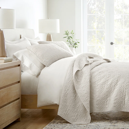 Elegant Floral Stitching Quilt Set – Ultra-Soft, Hypoallergenic, and Machine Washable Bedding for All Seasons