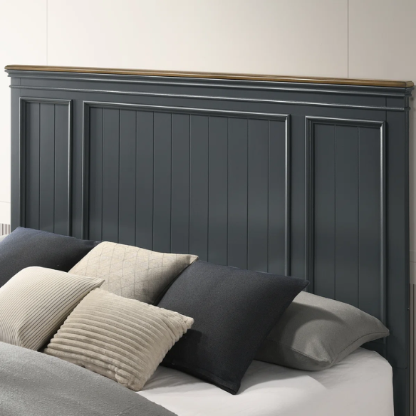 Modern Farmhouse 3-Piece Queen Bedroom Set with Natural Wood Trim, Featuring a Stylish Wooden Bed