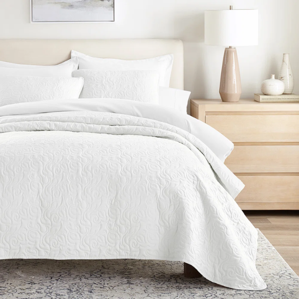 Elegant Floral Stitching Quilt Set – Ultra-Soft, Hypoallergenic, and Machine Washable Bedding for All Seasons