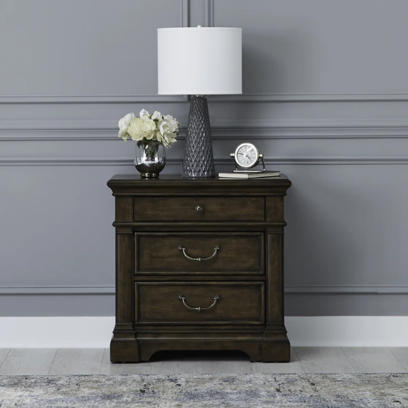 Classic Legacy Queen Bedroom Set – Bed, Dresser, Mirror, and Nightstand in Satin Cherry with Rustic Alder Veneers and Antique Brass Accents