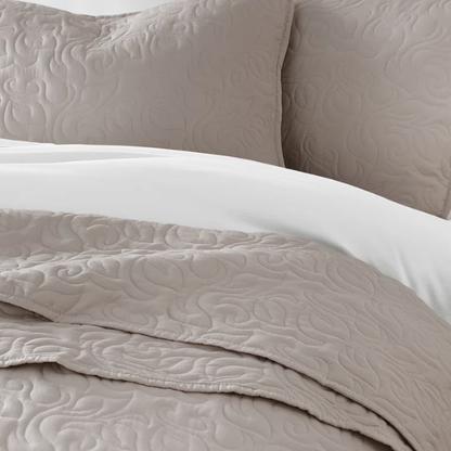 Elegant Floral Stitching Quilt Set – Ultra-Soft, Hypoallergenic, and Machine Washable Bedding for All Seasons