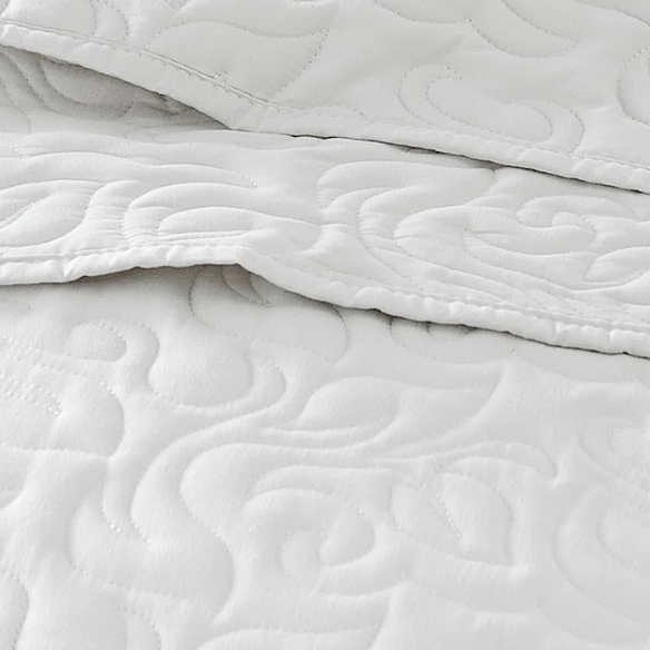 Elegant Floral Stitching Quilt Set – Ultra-Soft, Hypoallergenic, and Machine Washable Bedding for All Seasons
