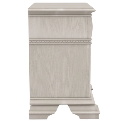 Elegant Traditional 3-Piece Wood Poster Bedroom Set with Beaded Trim, Reeded Posts, and USB Nightstands