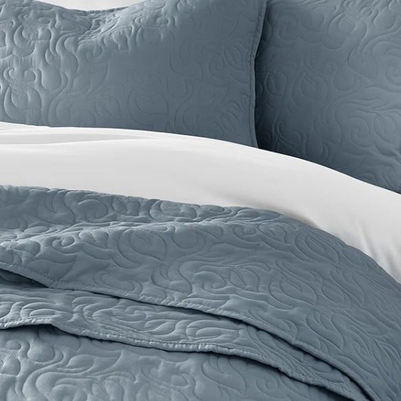Elegant Floral Stitching Quilt Set – Ultra-Soft, Hypoallergenic, and Machine Washable Bedding for All Seasons